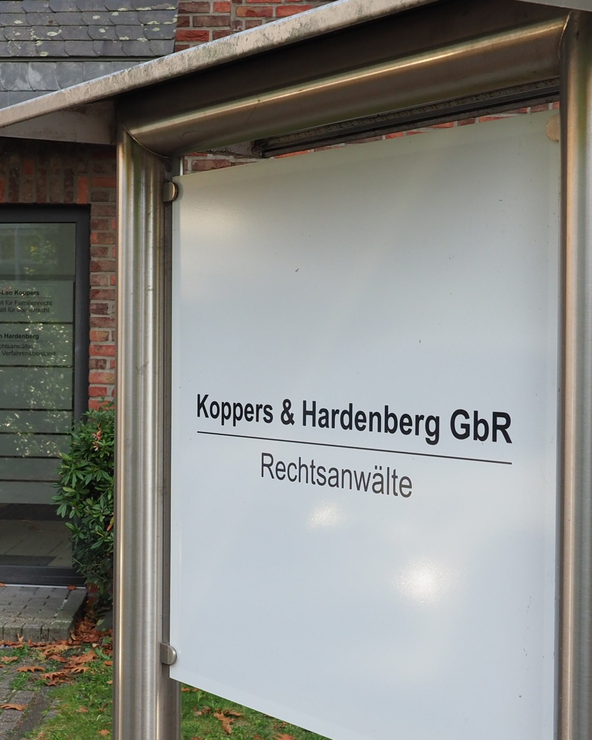 Eingang der Kanzlei Koppers und Hardenberg am Mühlenweg 13 in Geldern