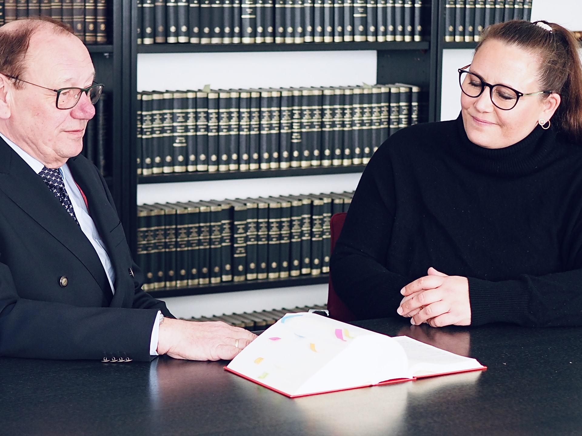 Hans-Leo Koppers und Katrin Hardenberg in der Kanzleibibliothek